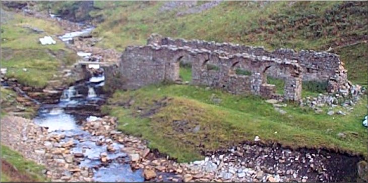 Ruins of peat store near Blakethwaite smelt mill