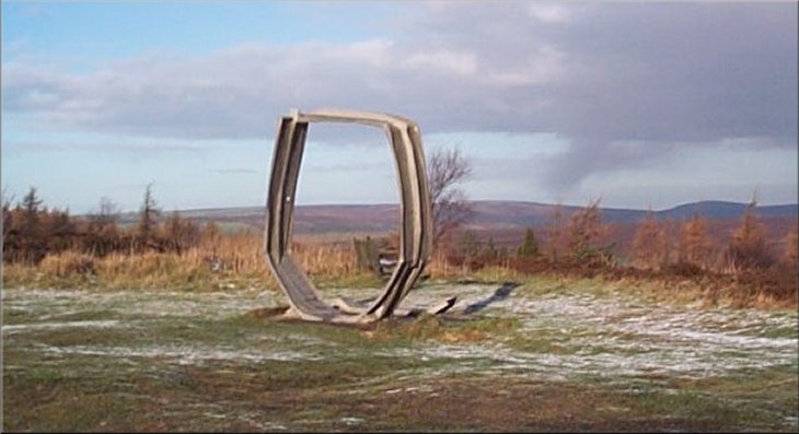 The remaining half of the sculpture at the topof Helmsley Bank
