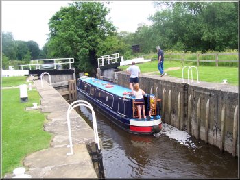 Narrow boat navigating the lock on the river Ure