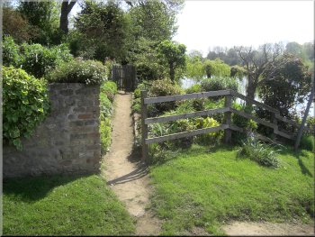 Riverside path along the back gardens of Langthorpe