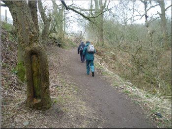 Narrower path around the side of Eddisbury Lodge