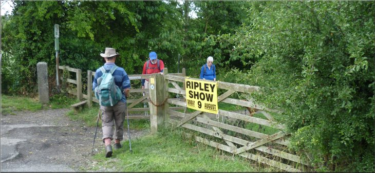 Turning onto the bridleway just beyond Hell Wath Cottage