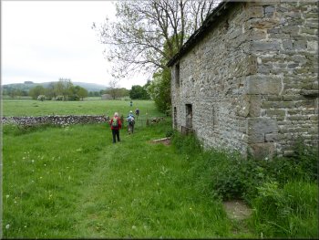 Stone barn on the path from Edgley to West Burton