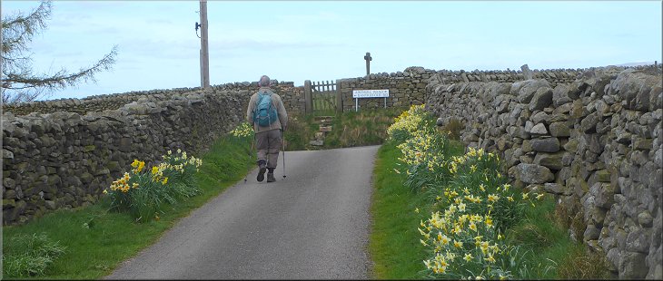 Following the access road from Beethams to Raintreefold Road