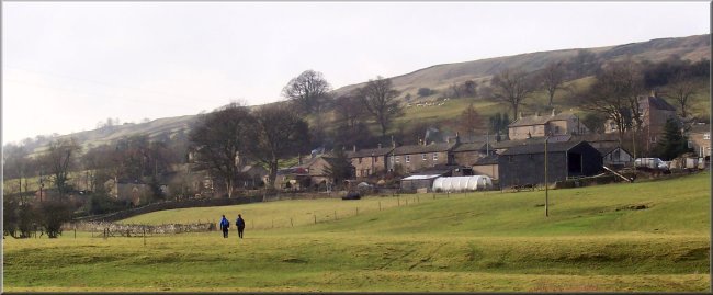 Approaching Horsehouse across the fields