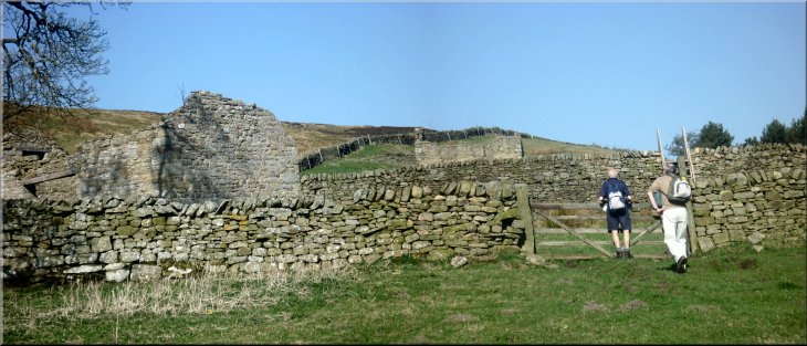 Approaching the ruined farmstead at Park Wall