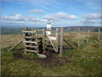 Gate in the ridge fence on Parlick Pike (but not our route)