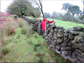 Gate to the footpath down to Ladhill Beck