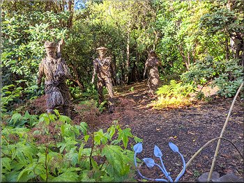 Willow sculptures of World War One figures
