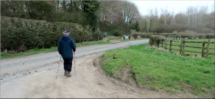 Crossing the end of Highthorne Lane to walk along Amplecarr